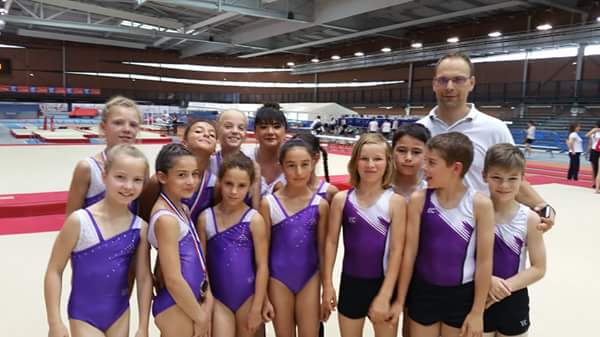 Benjamis et Benjamines avec Fred et Karine leurs entraîneurs ! Benjamis et Benjamines avec Fred et Karine leurs entraîneurs !